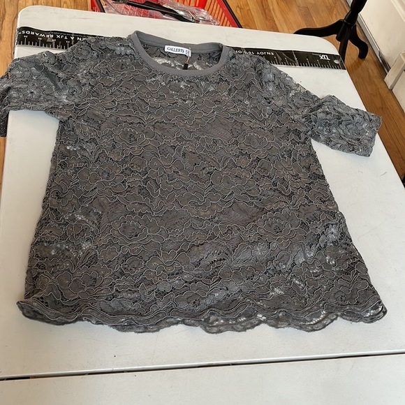 Gallery size large gray / taupe lace lined short sleeve  tee - Picture 4 of 14